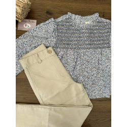 BLUSA FLORAL AZUL CON NIDO DE ABEJA Y PANT. LARGO BEIGE GRISÁCEO , DADATI